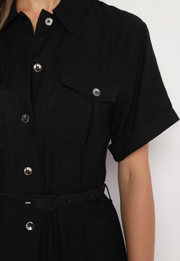 Born2be - Czarna Wiskozowa Sukienka o Koszulowym Kroju z Paskiem Nelavyn. Okazja: do pracy, na co dzień. Kolor: czarny. Materiał: wiskoza. Długość rękawa: krótki rękaw. Typ sukienki: koszulowe. Styl: casual, elegancki