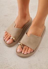 Born2be - Ciemnobeżowe Klapki Typu Japonki z Metaliczną Ozdobą Samrina. Okazja: na co dzień. Kolor: beżowy. Materiał: jeans, koronka. Wzór: aplikacja. Sezon: lato. Styl: casual #1