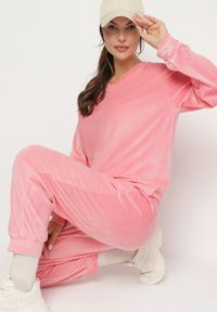 Born2be - Jasnoróżowy Welurowy Komplet Dresowy Bluza z Trójkątnym Dekoltem i Spodnie z Kieszeniami Onchia. Kolor: różowy. Materiał: dresówka, welur #4