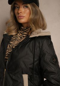 Renee - Czarna Kurtka z Pikowanymi Przeszyciami Kontrastowymi Wstawkami i Kapturem Tulirea. Okazja: na co dzień. Typ kołnierza: kaptur. Kolor: czarny. Materiał: jeans. Styl: casual, elegancki #5