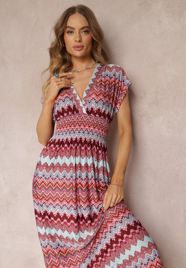 Renee - Bordowa Wzorzysta Sukienka Maxi z Gumką w Talii i Rozkloszowanym Dołem Noareya. Okazja: na co dzień. Kolor: czerwony. Typ sukienki: kopertowe, proste. Styl: casual. Długość: maxi