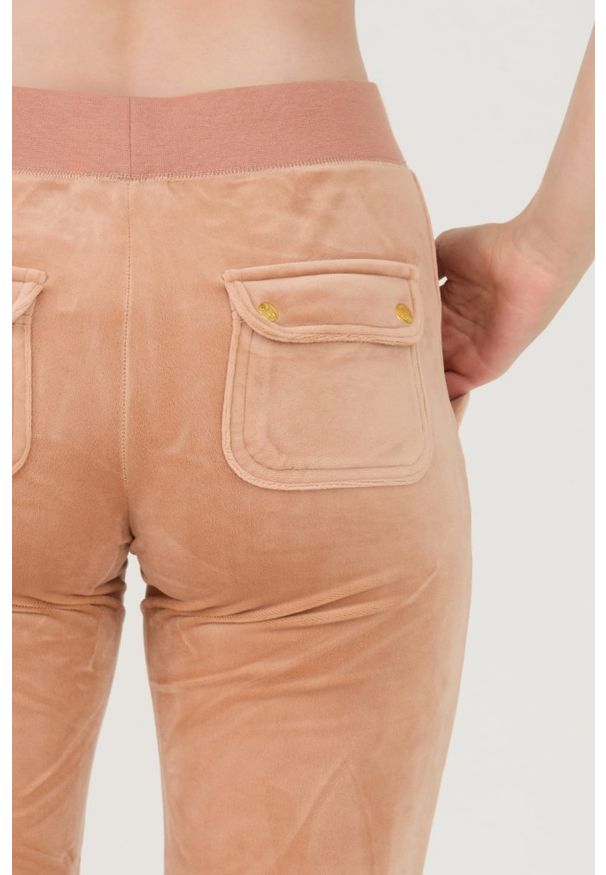 Juicy Couture - JUICY COUTURE Beżowe spodnie dresowe Del Ray Gold Pocketed Pant. Kolor: beżowy. Materiał: dresówka