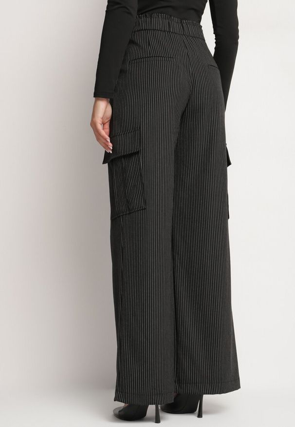 Born2be - Czarne Szerokie Spodnie z Wiskozą o Garniturowym Kroju w Paseczki Ilirra. Okazja: na co dzień. Stan: podwyższony. Kolor: czarny. Materiał: wiskoza. Wzór: paski. Styl: elegancki, casual, klasyczny