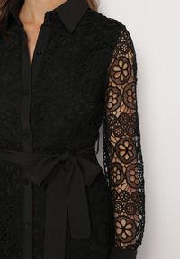 Born2be - Czarna Koszulowa Rozkloszowana Sukienka Midi z Paskiem i Ozdobną Koronką oraz Guzikami Casuva. Okazja: na imprezę. Kolor: czarny. Materiał: koronka. Wzór: koronka. Typ sukienki: koszulowe. Styl: wizytowy, klasyczny, elegancki. Długość: midi #6