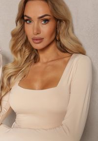 Renee - Jasnobeżowa Bluzka Seliusei. Typ kołnierza: dekolt kwadratowy. Kolor: beżowy. Materiał: dzianina. Długość rękawa: długi rękaw. Długość: długie. Styl: klasyczny