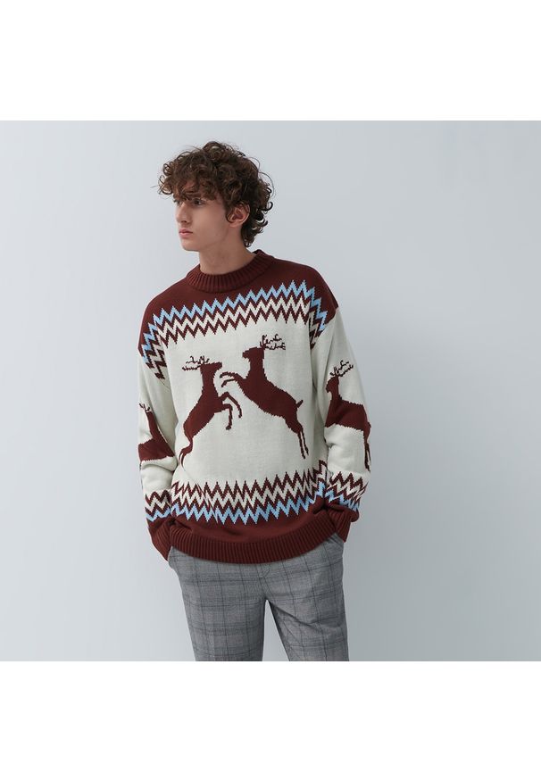 House - Sweter w renifery - Bordowy. Kolor: czerwony