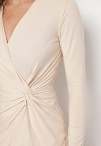 Born2be - Jasnobeżowa Sukienka z Efektownym Marszczeniem i Rozcięciem z Wiskozą Kliheria. Okazja: na co dzień. Kolor: beżowy. Materiał: wiskoza. Długość rękawa: długi rękaw. Styl: casual, elegancki, klasyczny #2