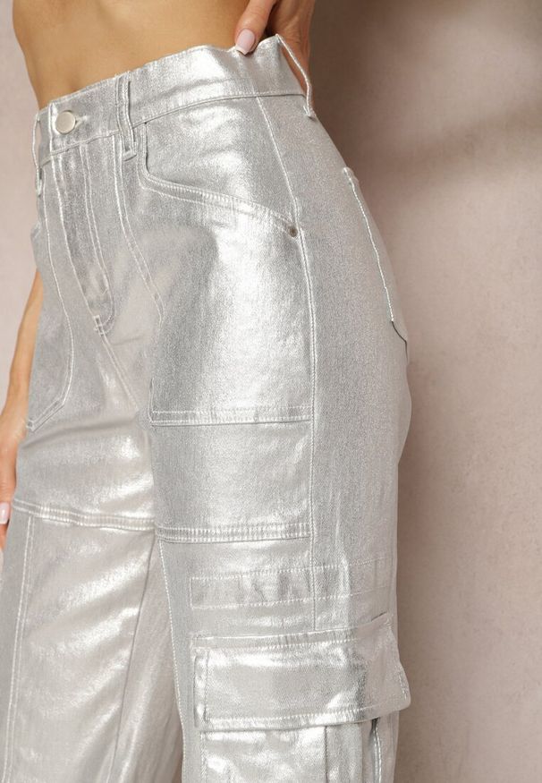 Renee - Srebrne Metaliczne Spodnie Bojówki z Kieszeniami Honna. Kolor: srebrny. Wzór: aplikacja. Styl: elegancki