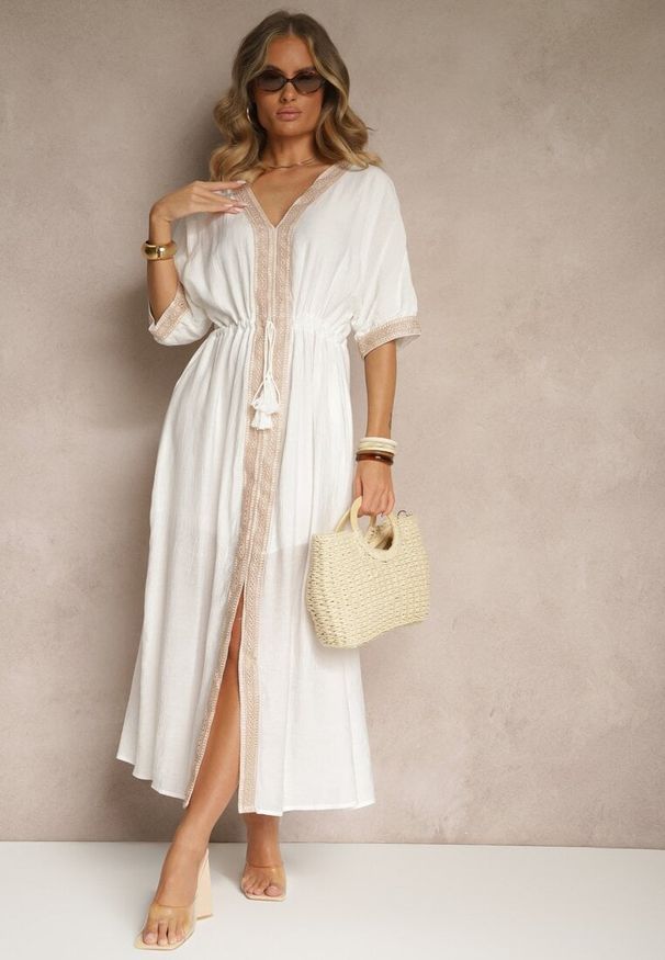 Renee - Biała Sukienka z Wiskozy Ozdobiona Ażurowymi Wstawkami Aloviana. Okazja: na co dzień. Typ kołnierza: dekolt w kształcie V. Kolor: biały. Materiał: wiskoza. Wzór: aplikacja, ażurowy. Sezon: lato. Styl: elegancki, casual