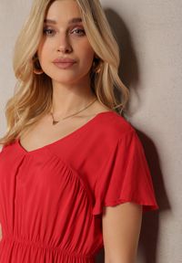 Renee - Czerwona Sukienka z Wiskozy o Rozkloszowanym Kroju z Falbanami Jonmy. Okazja: na co dzień. Typ kołnierza: dekolt w serek. Kolor: czerwony. Materiał: wiskoza. Długość rękawa: krótki rękaw. Wzór: aplikacja. Sezon: lato. Styl: elegancki, casual #2