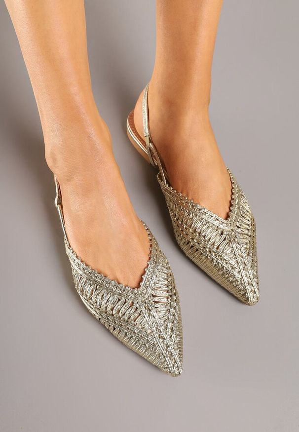Renee - Złote Sandały Vices Slingback z Plecioną Cholewką i Metaliczną Nicią Nilannia. Okazja: na co dzień. Zapięcie: sprzączka. Kolor: złoty. Sezon: lato. Styl: elegancki, casual