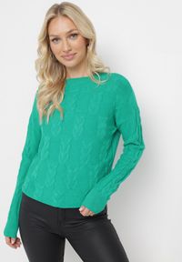 Born2be - Zielony Sweter o Warkoczowym Splocie z Okrągłym Dekoltem Selinera. Kolor: zielony. Materiał: dzianina. Wzór: ze splotem. Styl: klasyczny #1