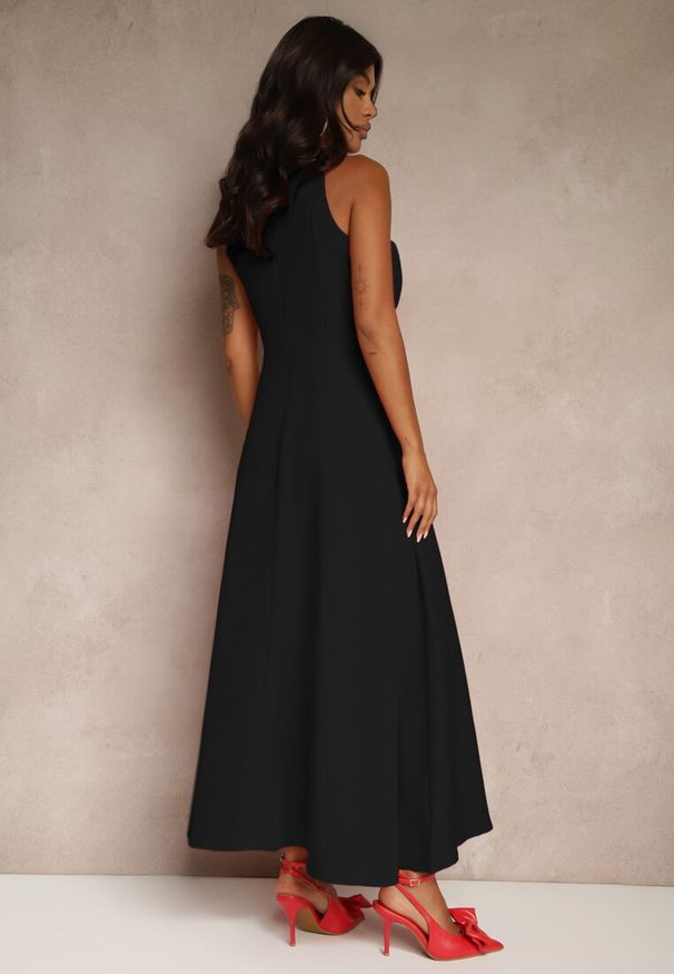 Renee - Czarna Koktajlowa Sukienka z Wiskozą i Dekoltem Halter Dolmanna. Typ kołnierza: dekolt halter. Kolor: czarny. Materiał: wiskoza. Styl: wizytowy