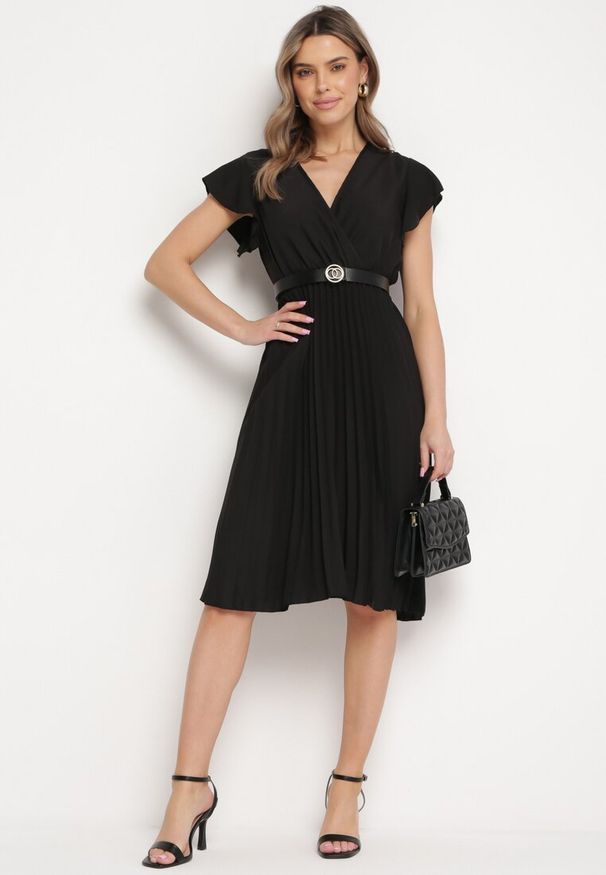 Born2be - Czarna Rozkloszowana Sukienka Midi z Kopertową Górą i Plisowanym Dołem Alissu. Kolor: czarny. Typ sukienki: kopertowe. Styl: elegancki, klasyczny. Długość: midi