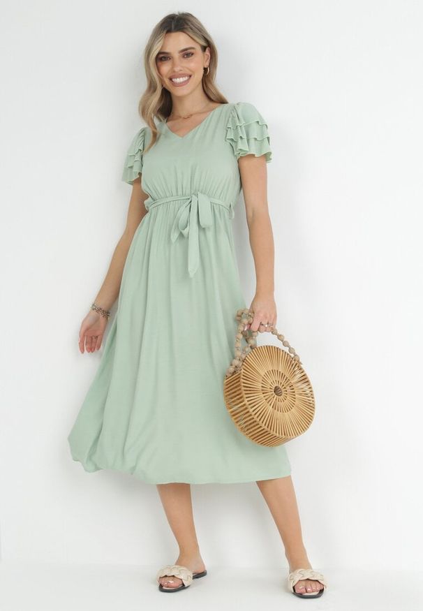 Born2be - Jasnozielona Sukienka Midi z Wiskozy z Gumką w Pasie i Materiałowym Paskiem Aricia. Okazja: na randkę, na uczelnię. Kolor: zielony. Materiał: materiał, wiskoza. Długość: midi