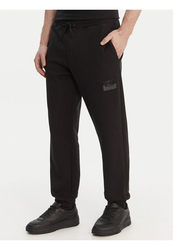 Hugo - HUGO Spodnie dresowe Daylony 50557453 Czarny Regular Fit. Kolor: czarny. Materiał: bawełna