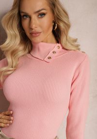 Renee - Różowy Golf z Prążkowanej Dzianiny z Nitami Itagi. Typ kołnierza: golf. Kolor: różowy. Materiał: dzianina, prążkowany. Wzór: aplikacja #5