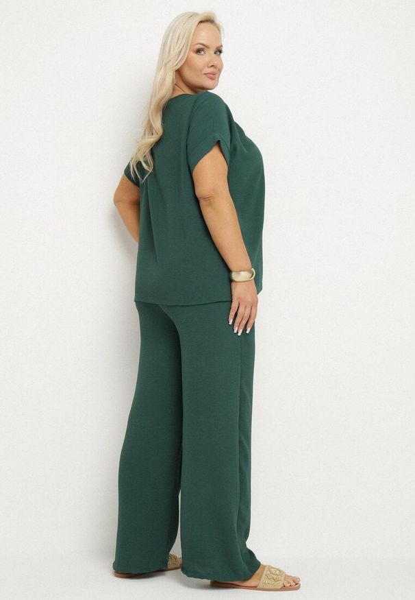 Born2be - Ciemnozielony Komplet z Bawełną Bluzka z Marszczeniem i Szerokie Spodnie Jenindriela. Kolor: zielony. Materiał: bawełna