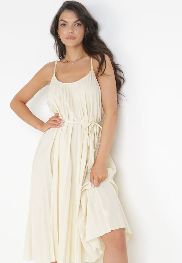 Born2be - Jasnobeżowa Plisowana Sukienka Midi ze Sznurkiem w Talii Eidas. Kolor: beżowy. Materiał: tkanina, materiał. Długość rękawa: na ramiączkach. Sezon: lato. Długość: midi