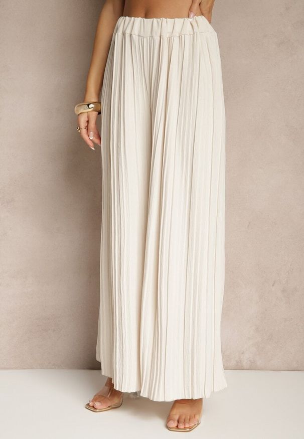 Renee - Beżowy Komplet Spodnie o Szerokim Kroju i Bluzka z Usztywnioną Linią Ramion Nilamira. Kolor: beżowy