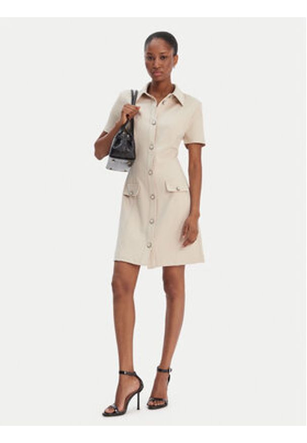 Guess Sukienka codzienna W6RK34 KCMU2 Beżowy Classic Fit. Okazja: na co dzień. Kolor: beżowy. Materiał: syntetyk. Typ sukienki: proste. Styl: casual
