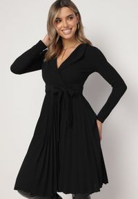 Born2be - Czarna Midi Sukienka z Plisowanym Dołem i Kopertowym Dekoltem z Materiałowym Paskiem Obebba. Kolor: czarny. Materiał: materiał. Typ sukienki: kopertowe. Styl: elegancki. Długość: midi #1