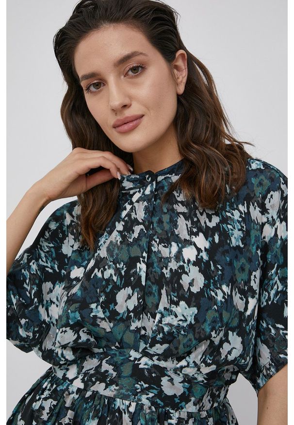 Vero Moda sukienka kolor zielony mini rozkloszowana. Typ kołnierza: kołnierzyk stójkowy. Kolor: zielony. Materiał: poliester, tkanina. Typ sukienki: rozkloszowane. Długość: mini