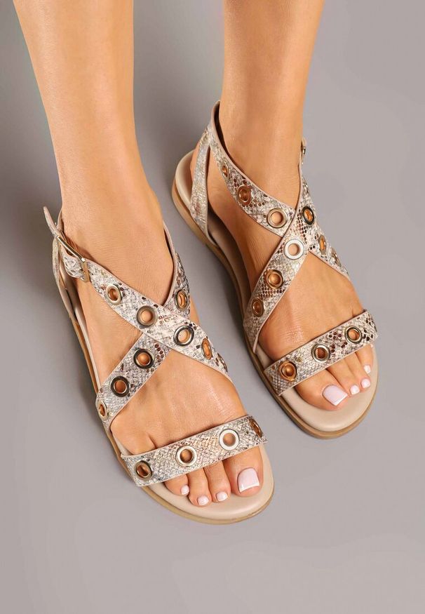 Renee - Złote Wężowe Sandały Ozdobione Metalicznymi Aplikacjami Orravena. Okazja: do pracy, na spacer. Zapięcie: sprzączka. Kolor: złoty. Wzór: aplikacja. Sezon: lato. Obcas: na obcasie. Styl: klasyczny. Wysokość obcasa: niski