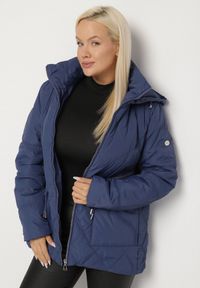 Born2be - Niebieska Pikowana Kurtka z Kapturem i Ozdobnymi Suwakami Carnaye. Okazja: na spacer, na co dzień. Typ kołnierza: kaptur. Kolekcja: plus size. Kolor: niebieski. Materiał: jeans. Styl: elegancki, casual, sportowy #4