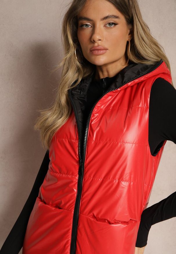 Renee - Czerwona Długa Kamizelka z Naszywką i Kapturem Wykończona Napami Nevellitae. Okazja: na imprezę, na co dzień. Kolor: czerwony. Materiał: dzianina, jeans. Długość: długie. Wzór: aplikacja. Styl: elegancki, casual