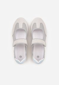 Born2be - Szare Tenisówki w Stylu Balerinek z Napisem Emitanela. Okazja: na co dzień. Zapięcie: rzepy. Kolor: szary. Materiał: jeans. Wzór: napisy. Styl: casual, sportowy #2