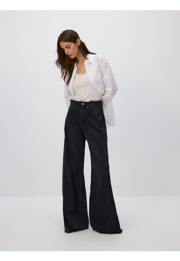 Reserved - Jeansy wide leg z rozdarciami - czarny. Kolor: czarny