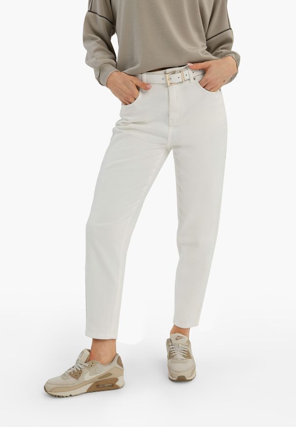 Volcano - Kremowe jeansy, Carrot Fit, D-MAMMA 3. Okazja: na co dzień. Kolor: kremowy. Styl: casual, klasyczny