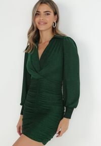 Born2be - Zielona Sukienka z Marszczeniem i Metaliczną Nitką Ceselle. Okazja: na co dzień, do pracy, na spotkanie biznesowe. Typ kołnierza: dekolt w kształcie V. Kolor: zielony. Długość rękawa: długi rękaw. Typ sukienki: kopertowe, proste. Styl: wizytowy, biznesowy, casual #2