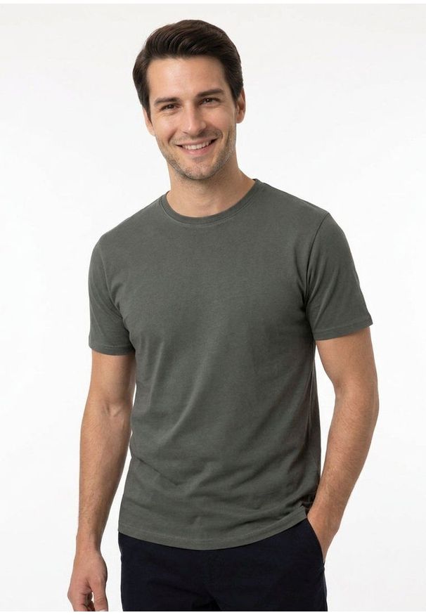 Męski T-Shirt -Brave Soul- Delikatny Efekt Sprania Tkaniny - Khaki. Okazja: na co dzień. Kolor: brązowy. Materiał: bawełna. Sezon: lato, wiosna. Styl: casual