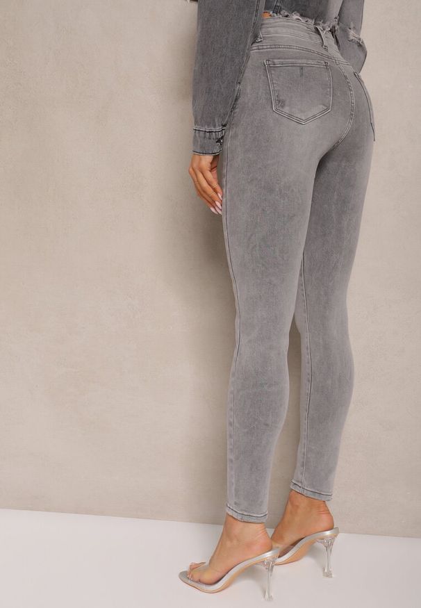 Renee - Jasnoszare Jeansy o Fasonie Skinny High Waist z Ozdobnymi Przetarciami Lililiane. Okazja: na co dzień. Stan: podwyższony. Kolor: szary. Styl: klasyczny, casual, elegancki
