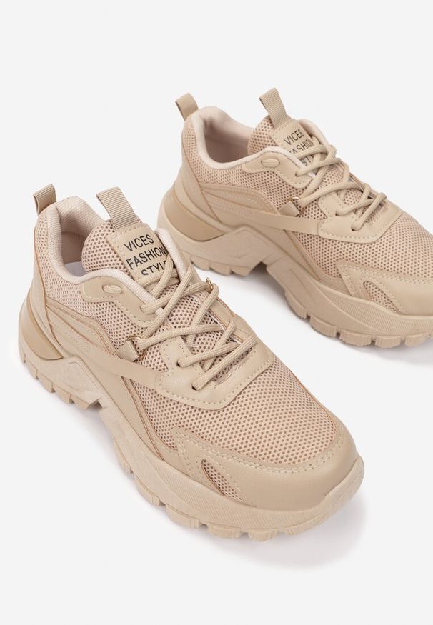 Renee - Ciemnobeżowe Sneakersy Dorameia. Wysokość cholewki: przed kostkę. Nosek buta: okrągły. Zapięcie: sznurówki. Kolor: beżowy. Materiał: jeans, materiał. Wzór: aplikacja