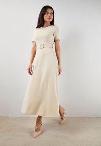 Born2be - Beżowa Rozkloszowana Sukienka Ozdobiona Paskiem Desianna. Okazja: na co dzień. Kolor: beżowy. Wzór: aplikacja. Styl: casual, klasyczny, elegancki #1