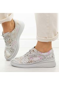 Szare mix ażurowe skórzane półbuty damskie Vinceza 79603. Okazja: na spacer, na co dzień. Kolor: szary. Materiał: skóra. Szerokość cholewki: normalna. Wzór: ażurowy. Sezon: wiosna, jesień, lato. Styl: casual, elegancki, klasyczny #1