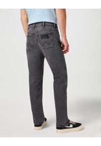 Wrangler - WRANGLER GREENSBORO MĘSKIE SPODNIE JEANSOWE JEANSY DŻINSY BLACKOUT W112353077