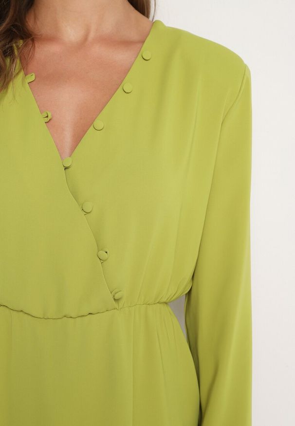 Born2be - Jasnozielona Dopasowana Sukienka z Gumką w Pasie Zapinana na Guziki Dimma. Okazja: na co dzień. Kolor: zielony. Długość rękawa: długi rękaw. Styl: casual, wizytowy