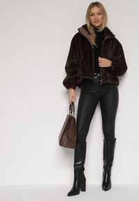 Born2be - Brązowa Futrzana Kurtka Ozdobiona Kieszeniami Vetilina. Okazja: na co dzień. Kolor: brązowy. Materiał: futro. Wzór: aplikacja. Styl: casual, elegancki #6