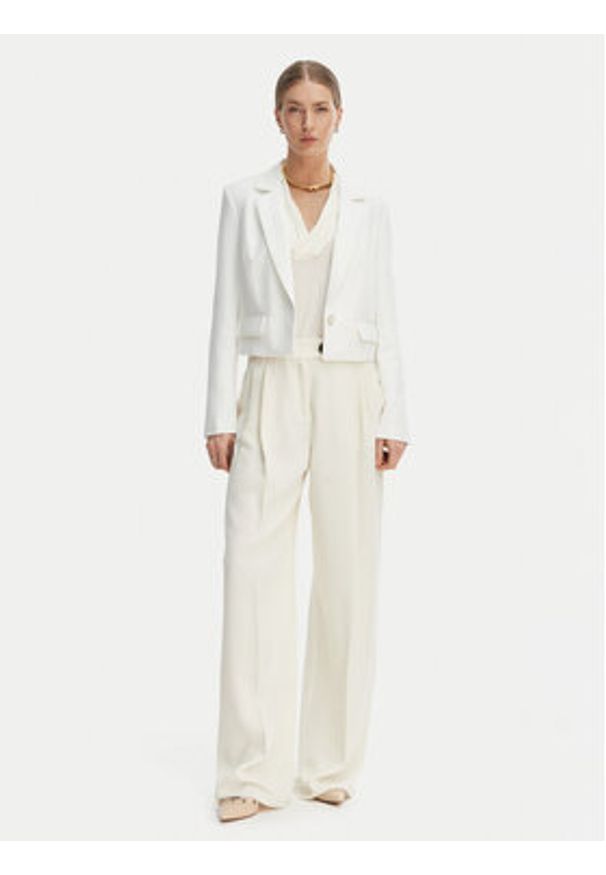 Guess Marynarka W6GN03 W1742 Biały Regular Fit. Kolor: biały. Materiał: syntetyk