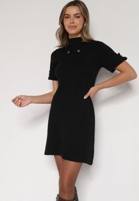 Born2be - Czarna Sweterkowa Sukienka Trapezowa Ozdobiona Aplikacjami i Perełkami Iletusa. Okazja: na co dzień, do pracy. Kolor: czarny. Wzór: aplikacja. Typ sukienki: trapezowe. Styl: klasyczny, casual, elegancki. Długość: midi #4