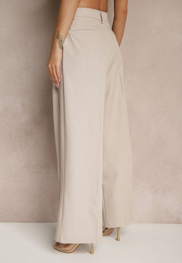 Renee - Jasnobeżowe Garniturowe Spodnie z Wiskozą o Szerokim Kroju z Zakładkami Galaniel. Okazja: do pracy, na co dzień, na spotkanie biznesowe. Kolor: beżowy. Materiał: wiskoza. Styl: biznesowy, klasyczny, casual