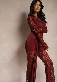 Renee - Bordowy Komplet z Koronki Zdobiony Trenem Spodnie o Szerokim Kroju i Bluzka Longsleeve Feladi. Kolor: czerwony. Materiał: koronka. Wzór: aplikacja, koronka
