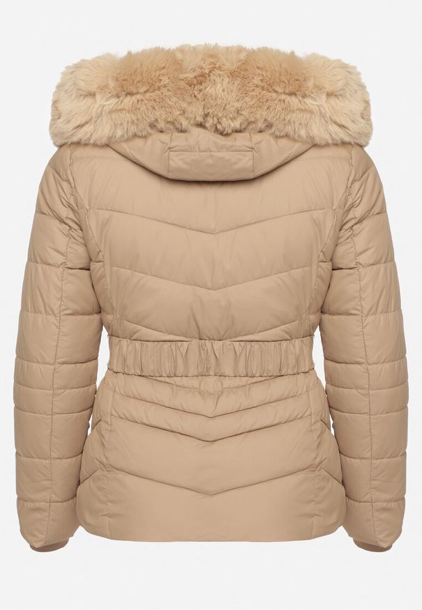 Born2be - Ciemnobeżowa Pikowana Kurtka Zimowa z Paskiem i Kapturem z Futrem z Możliwością Odpięcia Toriella. Okazja: na co dzień. Kolekcja: plus size. Kolor: beżowy. Długość: długie. Wzór: aplikacja. Materiał: futro. Długość rękawa: długi rękaw. Sezon: zima. Styl: elegancki, wizytowy, casual