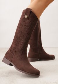 Renee - Brązowe Ażurowe Botki z Geometryczną Ozdobą Naeraste. Okazja: na co dzień. Kolor: brązowy. Materiał: jeans. Wzór: geometria, ażurowy, aplikacja. Styl: casual #1