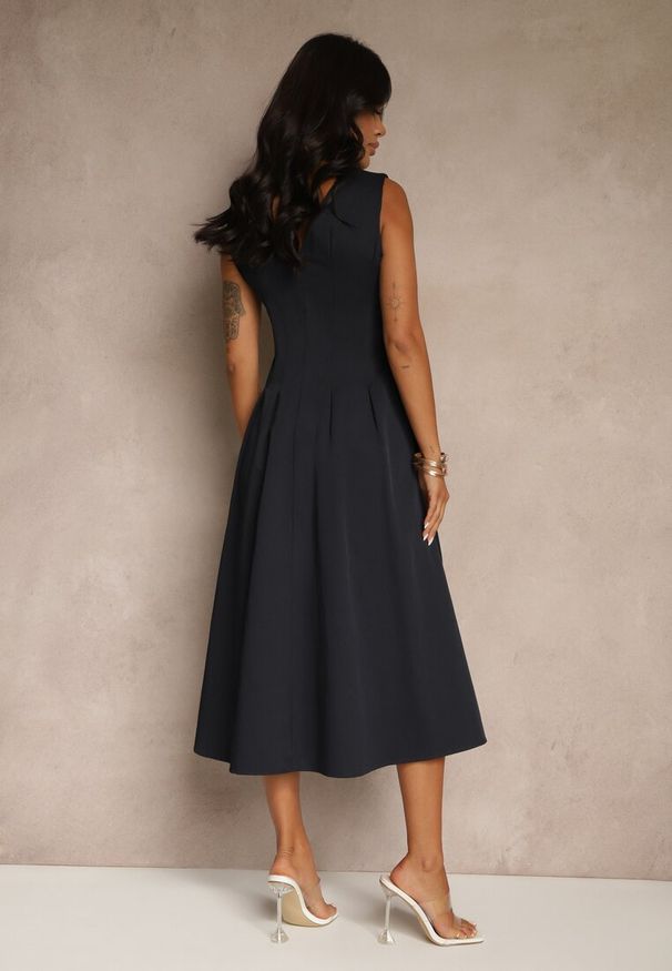 Renee - Granatowa Rozkloszowana Sukienka z Dekoltem w Kształcie Litery V Agilia. Okazja: na spacer. Typ kołnierza: dekolt w kształcie V. Kolor: niebieski. Sezon: lato