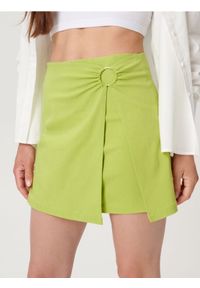 Sinsay - Spódnica mini z ozdobnym kółkiem i rozcięciem z przodu - zielony. Kolor: zielony #1